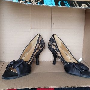 Fioni Cream and Black Lace Heels Size 6 1/2